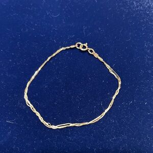 Elegant Gold Chain Bracelet